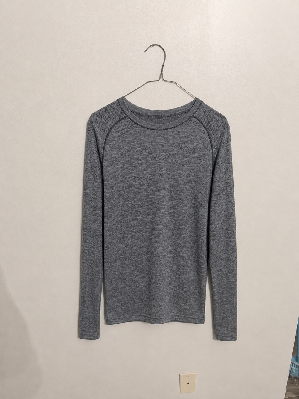 Lululemon Men's Long-Sleeve crewneck shirt